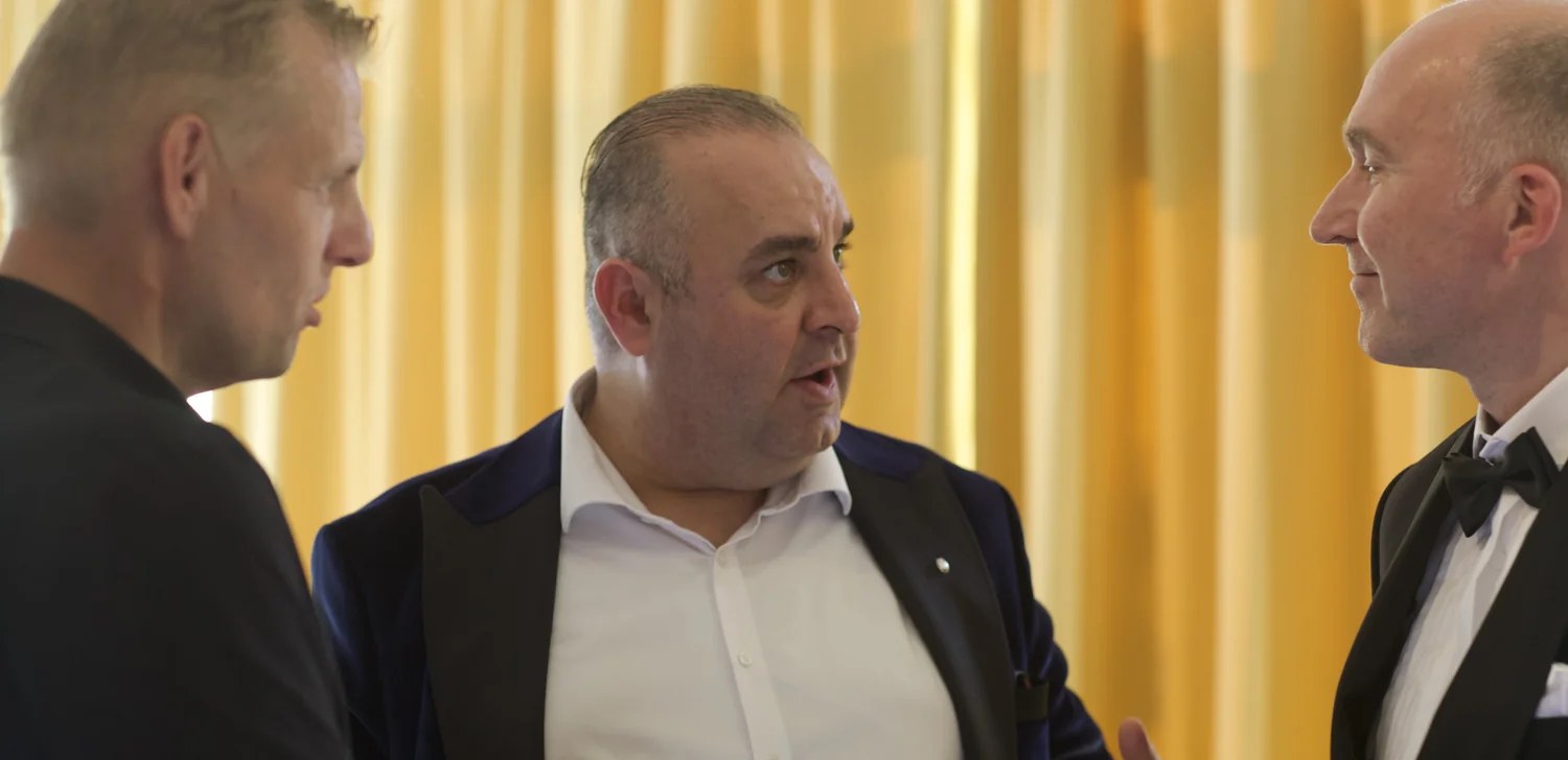Salar Azimi in gesprek tijdens een netwerkevent